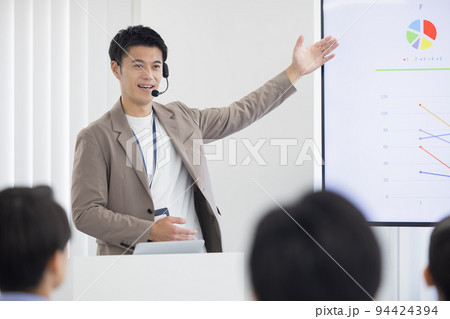 セミナー 登壇者 ヘッドマイクを付けて話す男性 セミナー 登壇者 ヘッドマイクを付けて話す男性 94424394