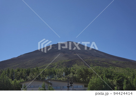 富士山五合目から見る富士山の頂上 94424414