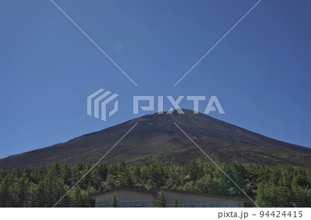 富士山五合目から見る富士山の頂上 94424415