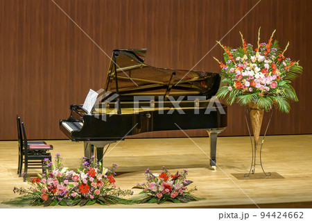 舞台上で演奏者の登場を待つグランドピアノ 舞台上で演奏者の登場を待つグランドピアノ 94424662