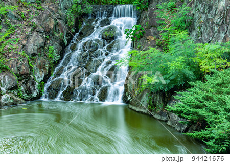 香川県三豊市豊中町　不動の滝カントリーパークの新緑 94424676