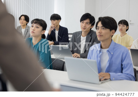 セミナーを聴講する男女 94424777
