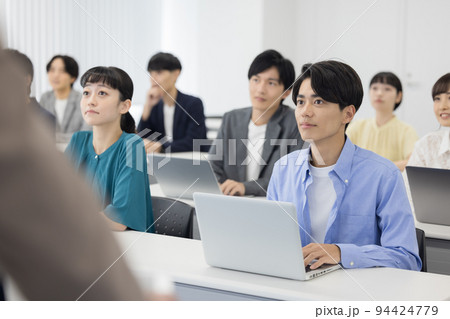 セミナーを聴講する男女 94424779