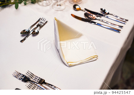 カトラリー　コース料理　【 テーブルマナー の イメージ 】 94425547