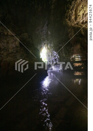 山口県の観光地秋芳洞 94425674