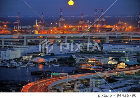港町の上に浮かぶ満月 港町の上に浮かぶ満月 94426790