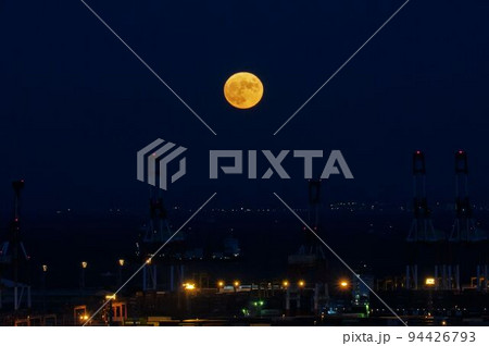 街の上に浮かぶ満月 94426793