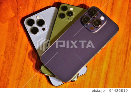 机に置かれた3台のスマートフォン 94426819