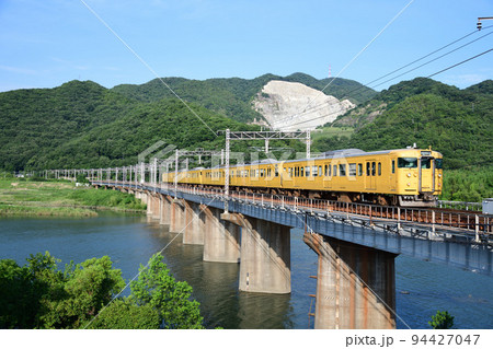 吉井川橋梁を渡る山陽線115系普通電車 94427047