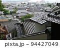 岡山県倉敷市の屋根が連なる街並み 94427049