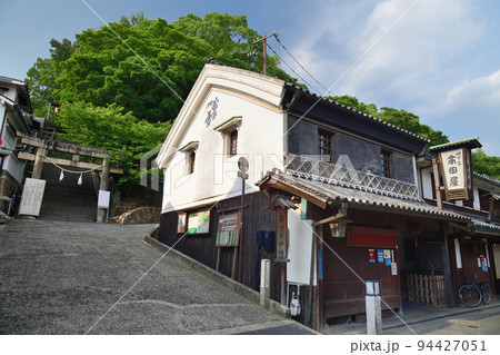 岡山県倉敷市 阿智神社鳥居と白壁の蔵 94427051