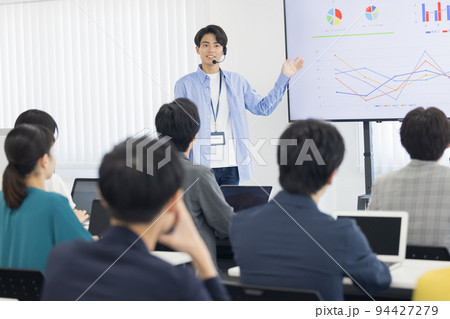 セミナー　登壇者　ヘッドマイクを付けて話す男性 94427279