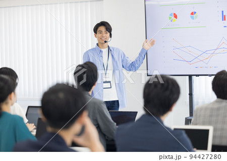 セミナー　登壇者　ヘッドマイクを付けて話す男性 94427280