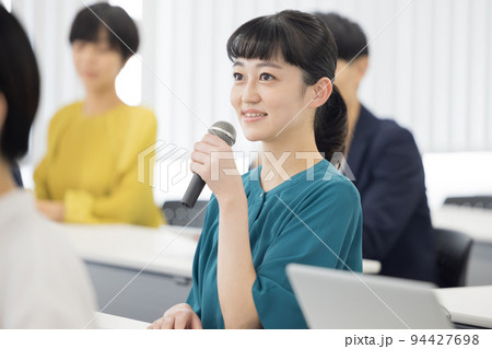 セミナー マイクを持って質問する聴講者 セミナー マイクを持って質問する聴講者 94427698