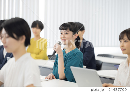 セミナー　マイクを持って質問する聴講者 94427700