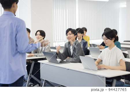 セミナーを聴講する男女 94427765