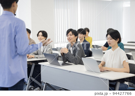 セミナーを聴講する男女 94427766