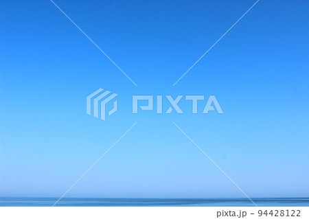 日の出前の日本海の青空 94428122