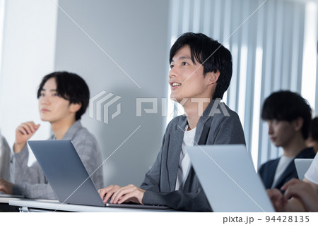 セミナーを聴講する男女 94428135