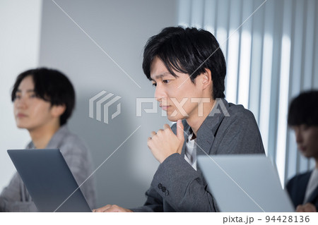 セミナーを聴講する男女 セミナーを聴講する男女 94428136