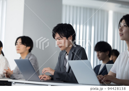 セミナーを聴講する男女 94428138