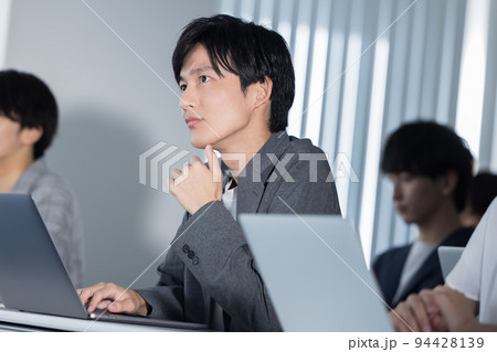セミナーを聴講する男女 94428139