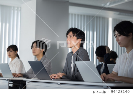セミナーを聴講する男女 94428140