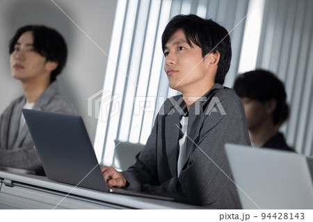 セミナーを聴講する男女 セミナーを聴講する男女 94428143