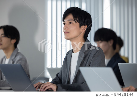 セミナーを聴講する男女 セミナーを聴講する男女 94428144