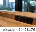 カフェの充電スペース 94428176