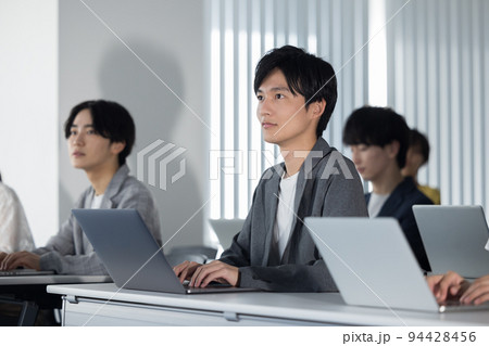 セミナーを聴講する男女 94428456