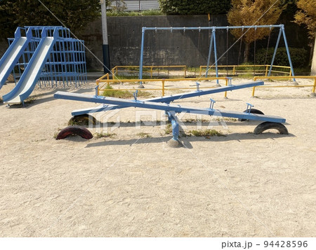 公園のシーソーとブランコとすべり台 公園のシーソーとブランコとすべり台 94428596
