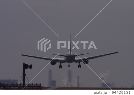 着陸寸前、滑走路は目の前。 94429151