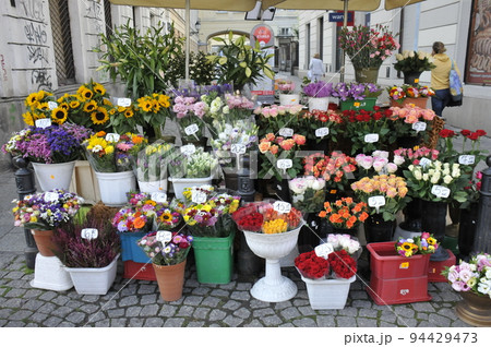 ポーランド、ワルシャワ、街角の花屋 94429473