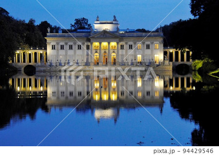 ポーランド、ワルシャワ、ワジェンキ公園、ワジェンキ宮殿(水上宮殿)のライトアップ ポーランド、ワルシャワ、ワジェンキ公園、ワジェンキ宮殿(水上宮殿)のライトアップ 94429546