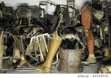 ポーランド、アウシュビッツ、第一強制収容所、被収容者から没収した義足類 94429556