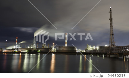 小瀬川の対岸から見た、エネオス麻里布製油所(山口県岩国市)の工場夜景 小瀬川の対岸から見た、エネオス麻里布製油所(山口県岩国市)の工場夜景 94430253