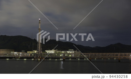 小瀬川の対岸から見た、エネオス麻里布製油所(山口県岩国市)の工場夜景 小瀬川の対岸から見た、エネオス麻里布製油所(山口県岩国市)の工場夜景 94430258