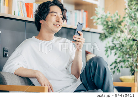 スマホを見る男性 スマホを見る男性 94430411