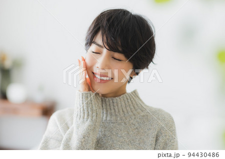 ニットの女性　ビューティ　 94430486