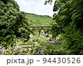 奥多摩鳩ノ巣渓谷　大きな岩の間を流れる渓流と谷に架かる釣り橋　 94430526