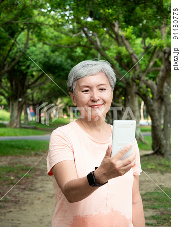 女性 メス 女の人 94430778