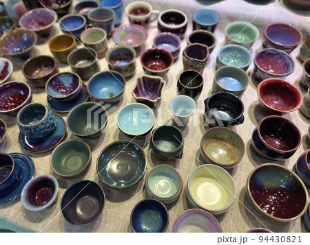 並んでいる中国茶器・おちょこ・湯呑 並んでいる中国茶器・おちょこ・湯呑 94430821