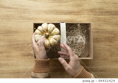 woman fills a Thanksgiving basket with pumpkins, woman fills a Thanksgiving basket with pumpkins, 94431424