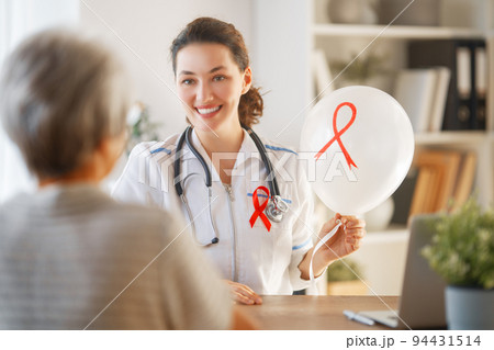 patient listening to doctor patient listening to doctor 94431514