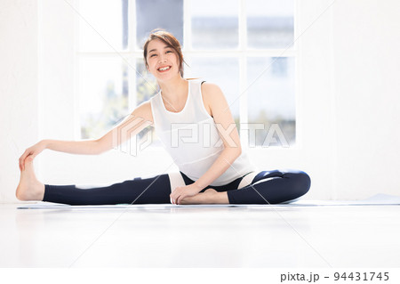 女性　スポーツ　ヨガ 94431745