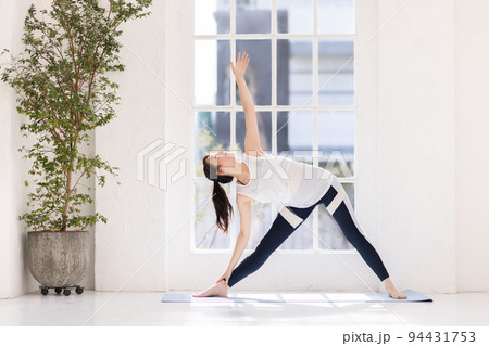 女性　スポーツ　ヨガ 94431753