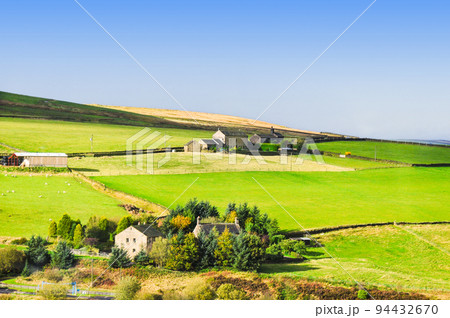 イギリス ヨークシャー地方の田園風景の写真素材 [94432670] - PIXTA