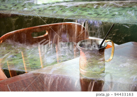 水流とアイスコーヒー 94433163