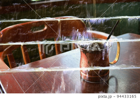 水流とアイスコーヒー 94433165